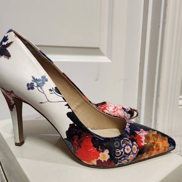 exe Floral Heels - Picture 9 of 13